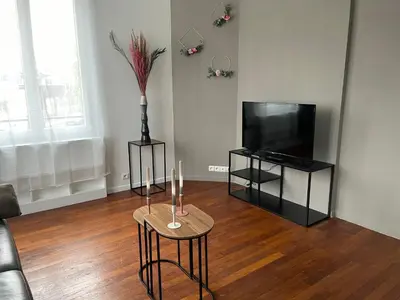 Télévision ou salle de divertissement dans l'établissement Visiter et travailler près de Paris - Kalula