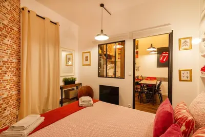 Un ou plusieurs lits dans un hébergement de l'établissement Montmartre Rue des Martyrs Loft with AC, 4-7 PEO