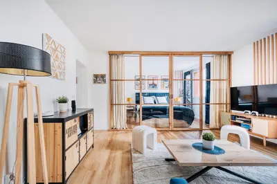 Télévision ou salle de divertissement dans l'établissement MyJolieParisHome - King size beds, 2 bathrooms, free parking