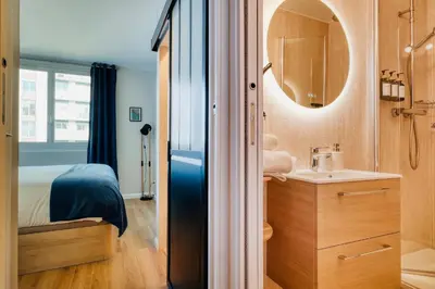 Salle de bains dans l'établissement MyJolieParisHome - King size beds, 2 bathrooms, free parking