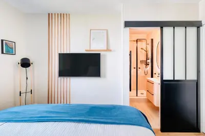 Un ou plusieurs lits dans un hébergement de l'établissement MyJolieParisHome - King size beds, 2 bathrooms, free parking