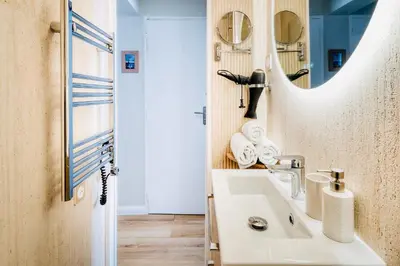 Salle de bains dans l'établissement MyJolieParisHome - King size beds, 2 bathrooms, free parking