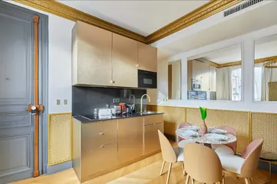 Cuisine ou kitchenette dans l'établissement Appartements Champs Elysées - Avenue Montaigne by Studio Prestige