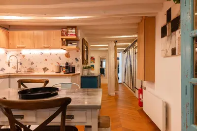Cuisine ou kitchenette dans l'établissement Champs Elysée Near President's Palace with and AC