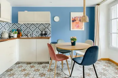 Cuisine ou kitchenette dans l'établissement Marais2 Place des Vosges peaceful air-conditioned