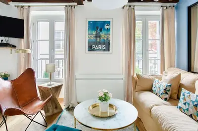 Coin salon dans l'établissement Marais2 Place des Vosges peaceful air-conditioned