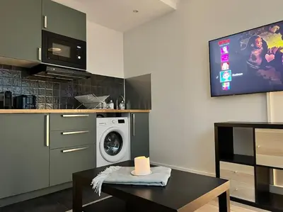 Cuisine ou kitchenette dans l'établissement Studio Buttes Chaumont refait à neuf