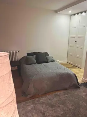 Un ou plusieurs lits dans un hébergement de l'établissement Studio Buttes Chaumont refait à neuf