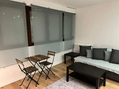 Coin salon dans l'établissement Studio Buttes Chaumont refait à neuf