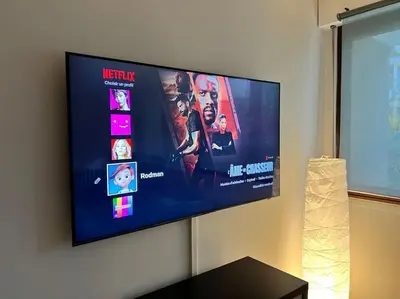 Télévision ou salle de divertissement dans l'établissement Studio Buttes Chaumont refait à neuf