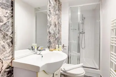 Salle de bains dans l'établissement Bluestay 189- Charming apartment in Asnieres