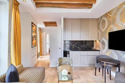 Télévision ou salle de divertissement dans l'établissement Maison Barrière Vendôme