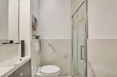 Salle de bains dans l'établissement Sublime apartment in the heart of Paris 8 people FBMAR4