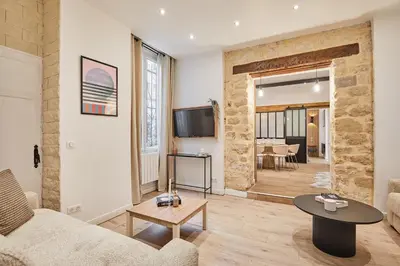 Télévision ou salle de divertissement dans l'établissement Sublime apartment in the heart of Paris 8 people FBMAR4