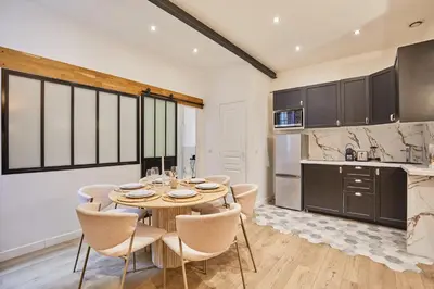 Cuisine ou kitchenette dans l'établissement Sublime apartment in the heart of Paris 8 people FBMAR4