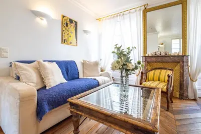 Coin salon dans l'établissement Appartement Haussmannien Étoile