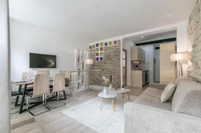 Télévision ou salle de divertissement dans l'établissement Cosy appartement Paris 20e
