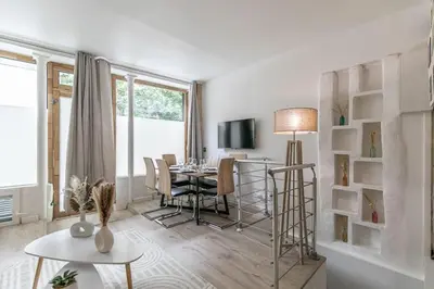 Télévision ou salle de divertissement dans l'établissement Cosy appartement Paris 20e