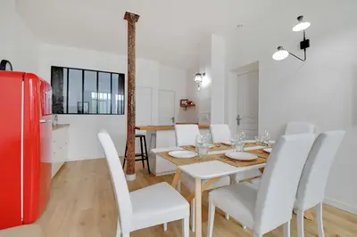 Cuisine ou kitchenette dans l'établissement Loft d'Exception pour 6 Personnes - Voltaire 11e