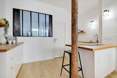 Cuisine ou kitchenette dans l'établissement Loft d'Exception pour 6 Personnes - Voltaire 11e