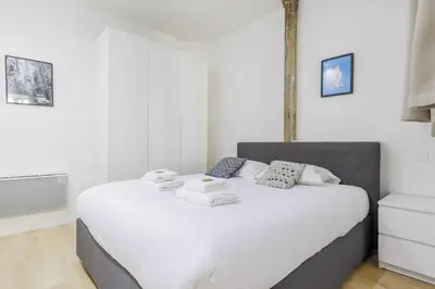 Un ou plusieurs lits dans un hébergement de l'établissement Loft Moderne et Spacieux - 6 Couchages Voltaire 11