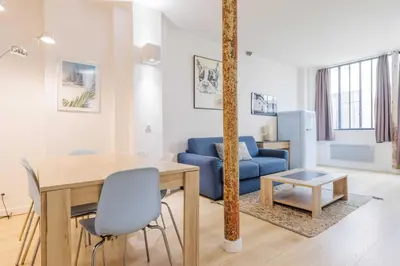Coin salon dans l'établissement Loft Moderne et Spacieux - 6 Couchages Voltaire 11