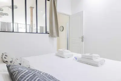 Un ou plusieurs lits dans un hébergement de l'établissement Loft Moderne et Spacieux - 6 Couchages Voltaire 11