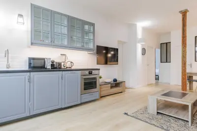Cuisine ou kitchenette dans l'établissement Loft Moderne et Spacieux - 6 Couchages Voltaire 11