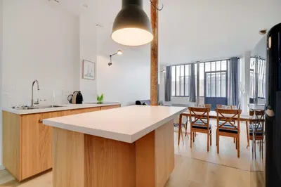 Cuisine ou kitchenette dans l'établissement Loft Lumineux et Design - 6 Personnes Voltaire 11e