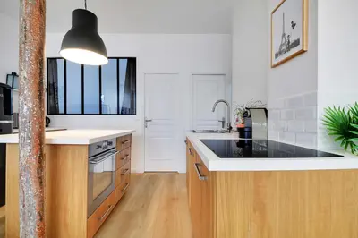 Cuisine ou kitchenette dans l'établissement Loft Lumineux et Design - 6 Personnes Voltaire 11e