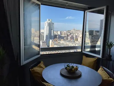 Vue générale sur Paris ou vue de la ville depuis l'appartement