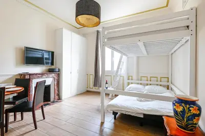 Un ou plusieurs lits dans un hébergement de l'établissement Élégante Suite Haussmannienne au coeur du 6ème