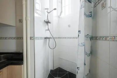 Salle de bains dans l'établissement Élégante Suite Haussmannienne au coeur du 6ème