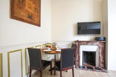 Télévision ou salle de divertissement dans l'établissement Élégante Suite Haussmannienne au coeur du 6ème