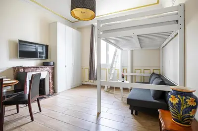 Télévision ou salle de divertissement dans l'établissement Élégante Suite Haussmannienne au coeur du 6ème