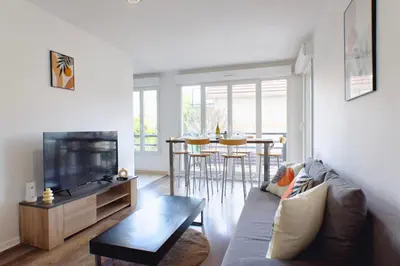 Télévision ou salle de divertissement dans l'établissement Appartement cosy parking privé