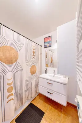Salle de bains dans l'établissement Appartement cosy parking privé