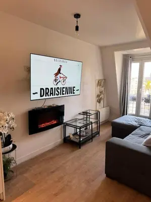 Télévision ou salle de divertissement dans l'établissement Appartement sous le toits de Paris