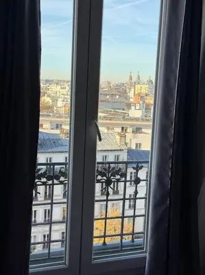 Vue générale sur Paris ou vue de la ville depuis l'appartement