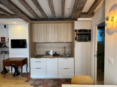 Cuisine ou kitchenette dans l'établissement Elevator - Bright 1BR in the heart of hip Paris, Montorgueil