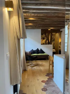 Un ou plusieurs lits dans un hébergement de l'établissement Elevator - Bright 1BR in the heart of hip Paris, Montorgueil