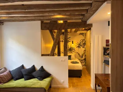 Un ou plusieurs lits dans un hébergement de l'établissement Elevator - Bright 1BR in the heart of hip Paris, Montorgueil