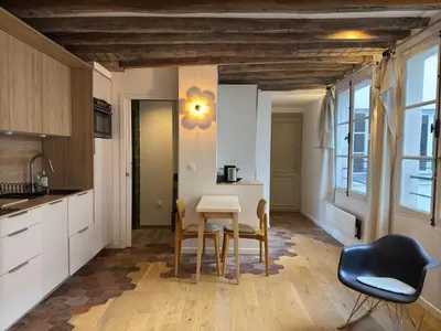Cuisine ou kitchenette dans l'établissement Elevator - Bright 1BR in the heart of hip Paris, Montorgueil