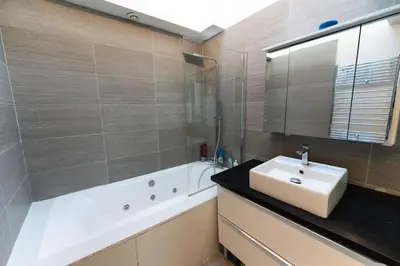 Salle de bains dans l'établissement Appartement Place des Vosges, Marais Bastille