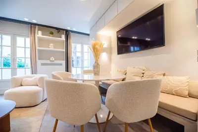 Télévision ou salle de divertissement dans l'établissement Elegant apartment - 2BR - 6P - Notre Dame Cathedral