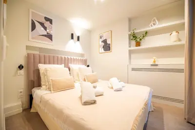 Un ou plusieurs lits dans un hébergement de l'établissement Elegant apartment - 2BR - 6P - Notre Dame Cathedral