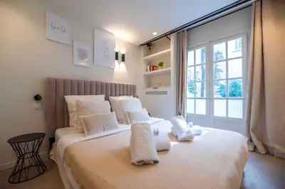 Un ou plusieurs lits dans un hébergement de l'établissement Elegant apartment - 2BR - 6P - Notre Dame Cathedral