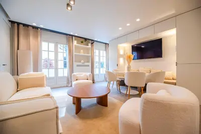 Coin salon dans l'établissement Elegant apartment - 2BR - 6P - Notre Dame Cathedral