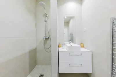 Salle de bains dans l'établissement Loft Épuré et Confortable - 6 Pers Voltaire - 11e