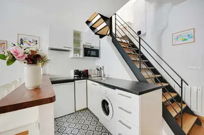 Cuisine ou kitchenette dans l'établissement Duplex pour 6 a Republique Confort et Centralite